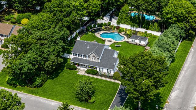 62 Ridgefield Dr, Shoreham, NY 11786