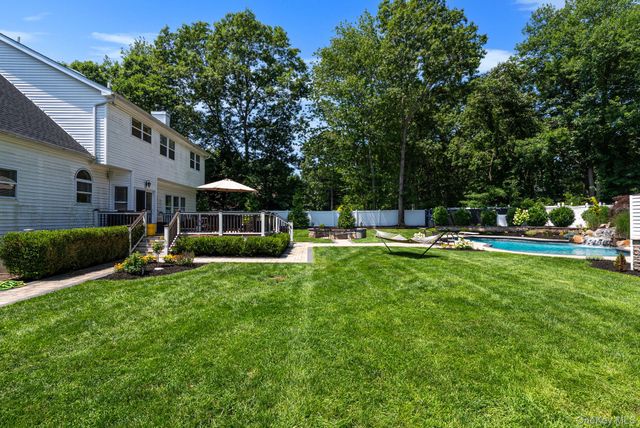 62 Ridgefield Dr, Shoreham, NY 11786