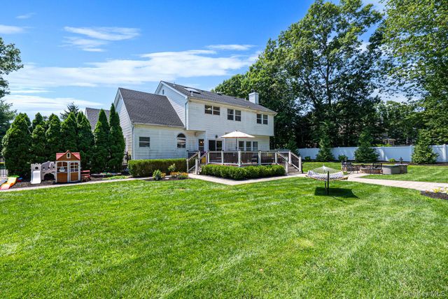 62 Ridgefield Dr, Shoreham, NY 11786