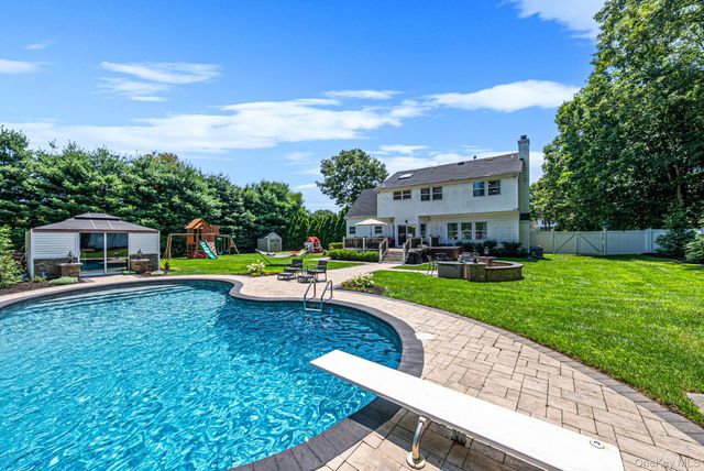 62 Ridgefield Dr, Shoreham, NY 11786