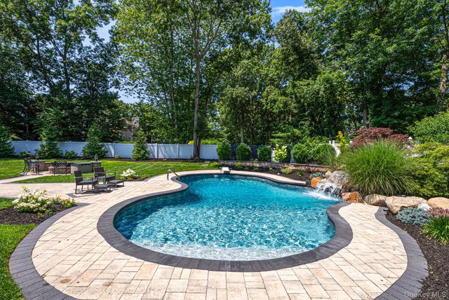62 Ridgefield Dr, Shoreham, NY 11786