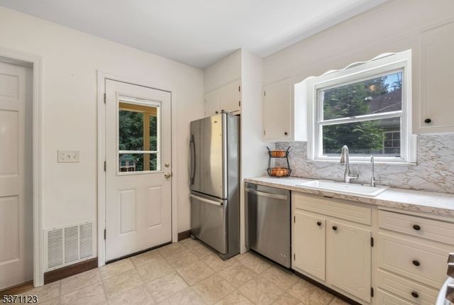 15 Oak St, Allendale Boro, NJ 07401