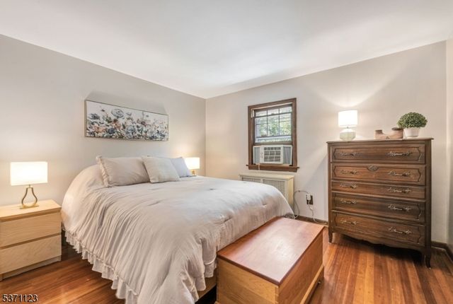 15 Oak St, Allendale Boro, NJ 07401