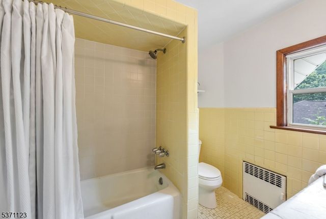 15 Oak St, Allendale Boro, NJ 07401