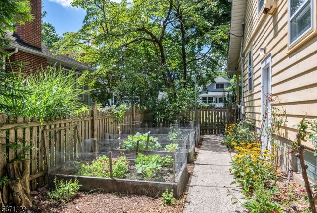 15 Oak St, Allendale Boro, NJ 07401
