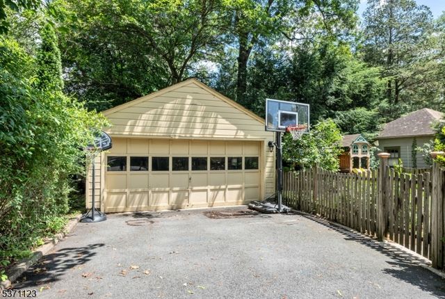 15 Oak St, Allendale Boro, NJ 07401