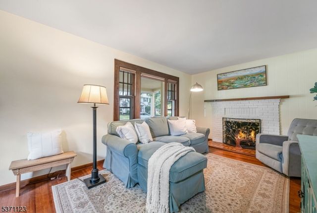 15 Oak St, Allendale Boro, NJ 07401