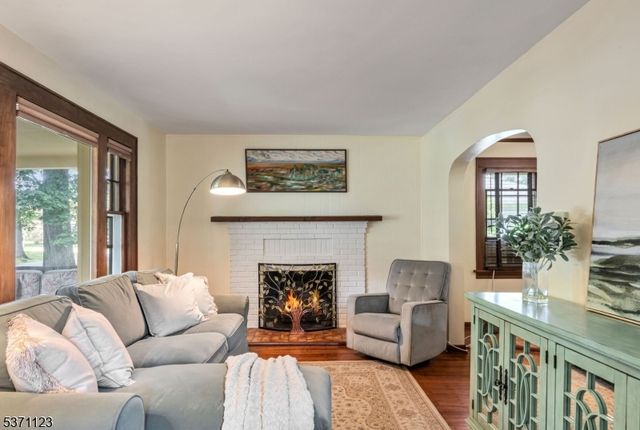 15 Oak St, Allendale Boro, NJ 07401
