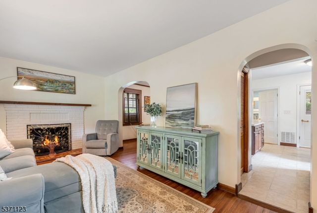 15 Oak St, Allendale Boro, NJ 07401
