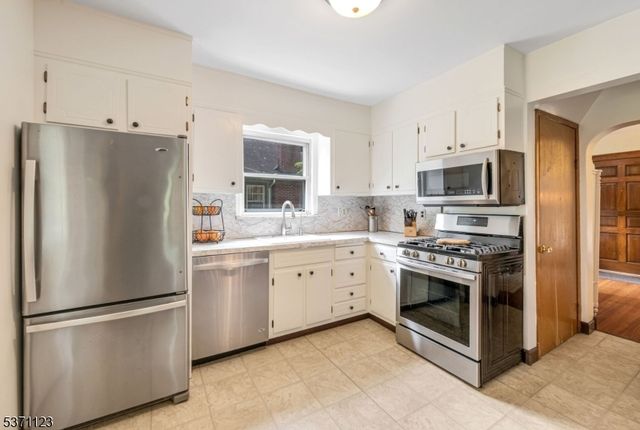 15 Oak St, Allendale Boro, NJ 07401
