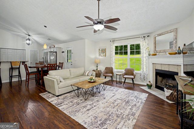 102 Greenfield Lane, Grantville, GA 30220