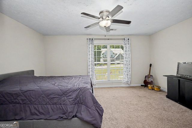 102 Greenfield Lane, Grantville, GA 30220