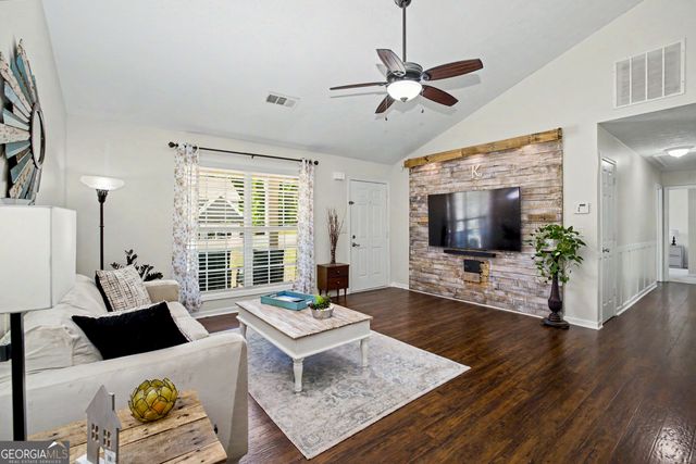 102 Greenfield Lane, Grantville, GA 30220