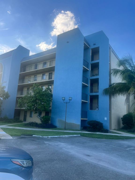 2794 TENNIS CLUB Drive 205, West Palm Beach, FL 33417