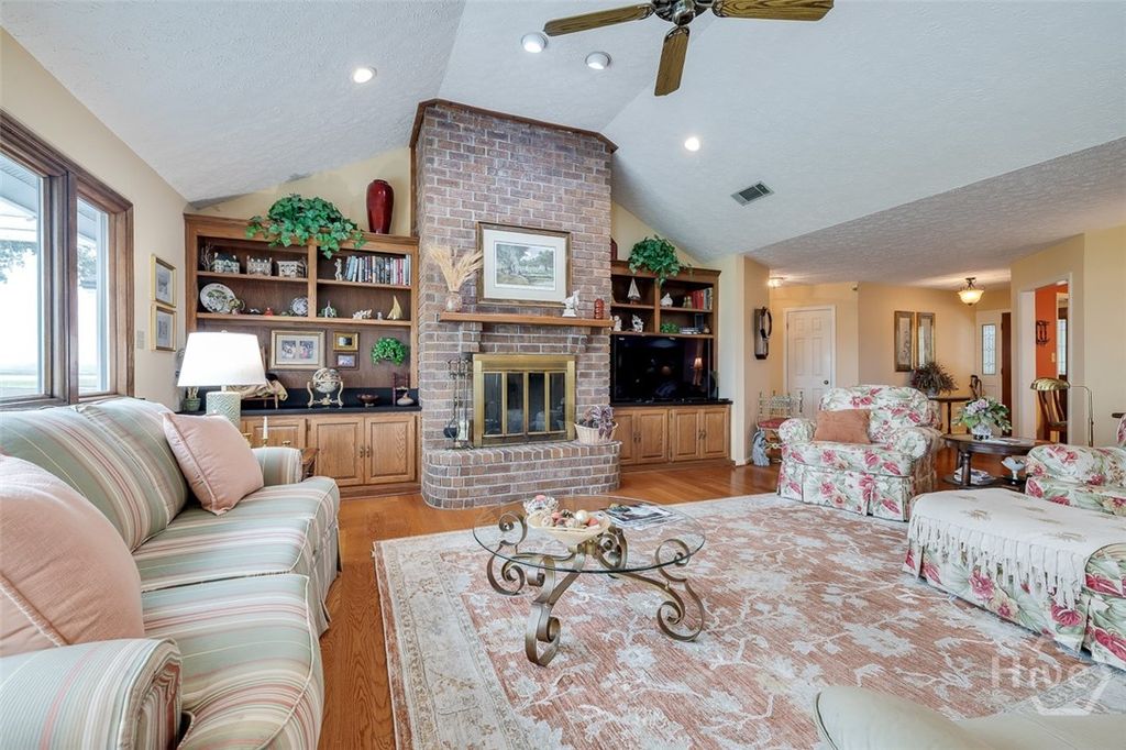 Image 14 of property listing at 126 Shore Road, Savannah, GA 31419