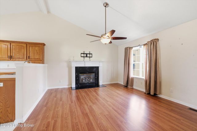 8702 Vision Pl, Louisville, KY 40229