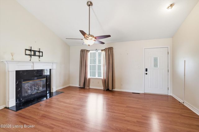 8702 Vision Pl, Louisville, KY 40229