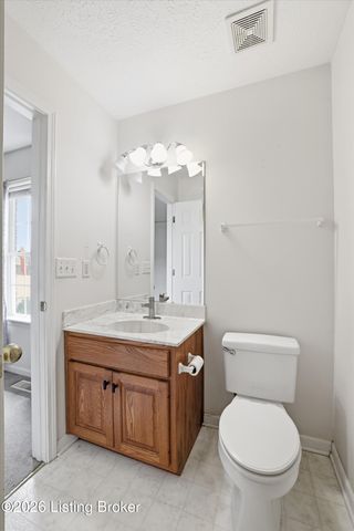 8702 Vision Pl, Louisville, KY 40229