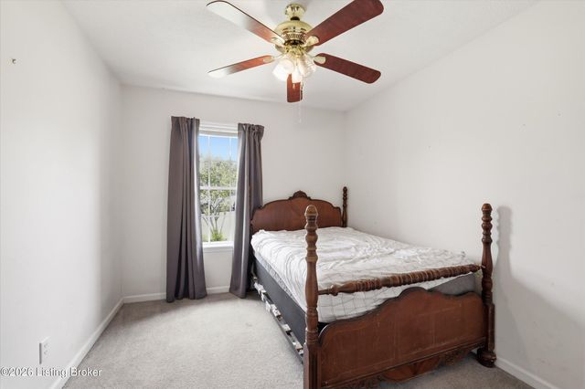 8702 Vision Pl, Louisville, KY 40229