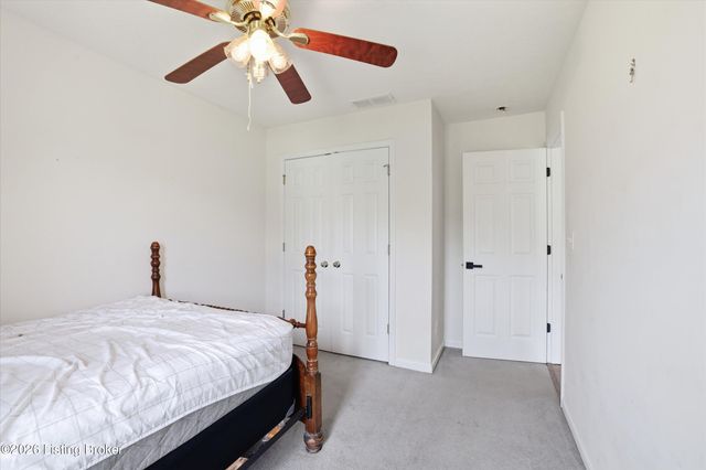8702 Vision Pl, Louisville, KY 40229