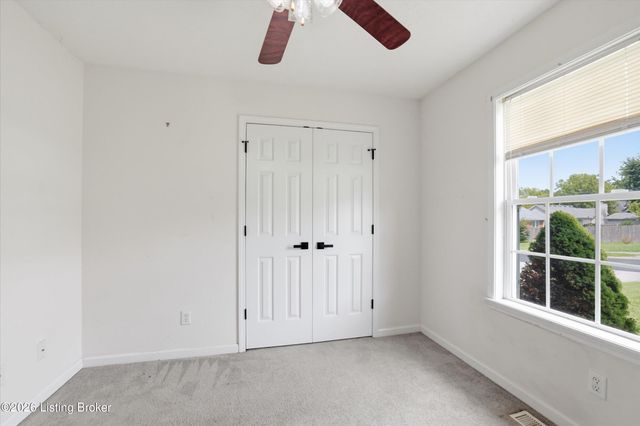 8702 Vision Pl, Louisville, KY 40229
