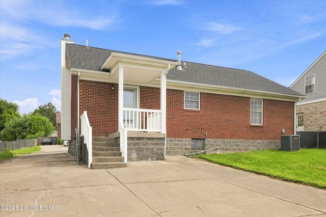 8702 Vision Pl, Louisville, KY 40229