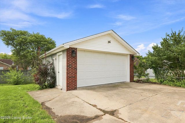 8702 Vision Pl, Louisville, KY 40229