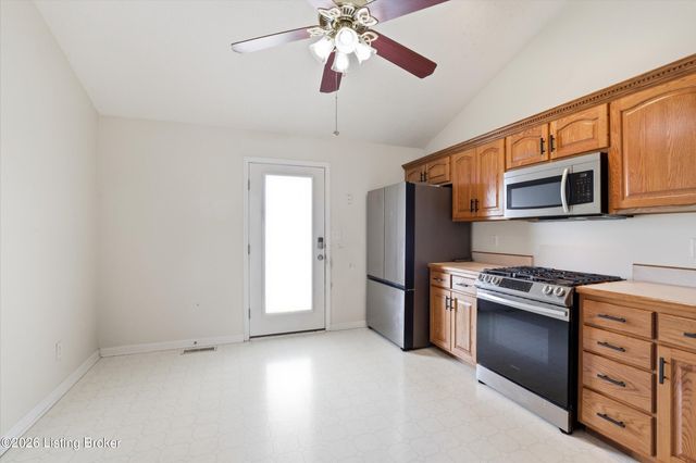8702 Vision Pl, Louisville, KY 40229