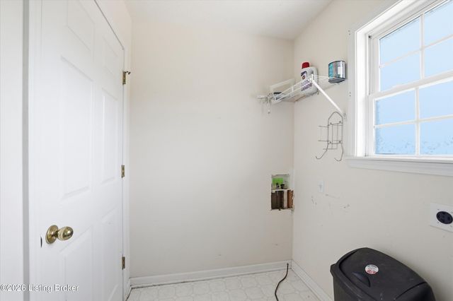 8702 Vision Pl, Louisville, KY 40229