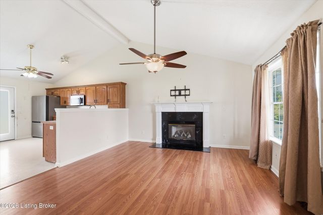 8702 Vision Pl, Louisville, KY 40229