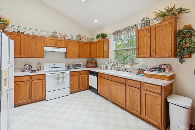 2700 Court Lane N, Howell, MI 48843