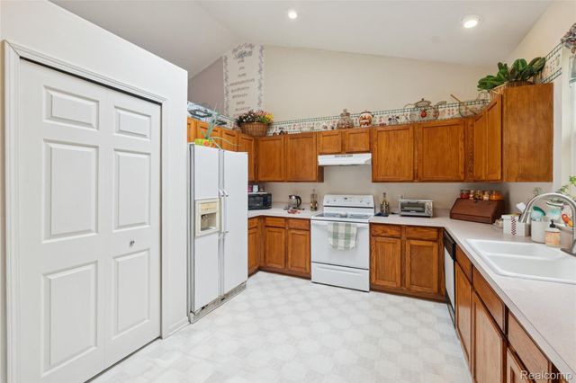 2700 Court Lane N, Howell, MI 48843