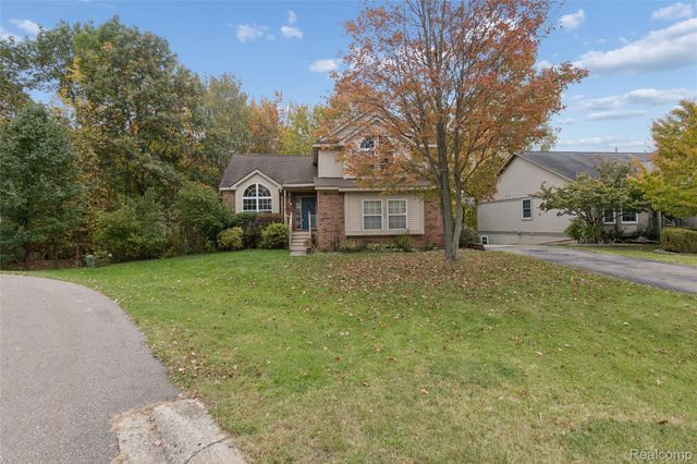 2700 Court Lane N, Howell, MI 48843