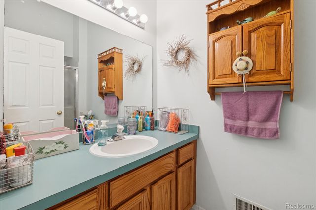 2700 Court Lane N, Howell, MI 48843