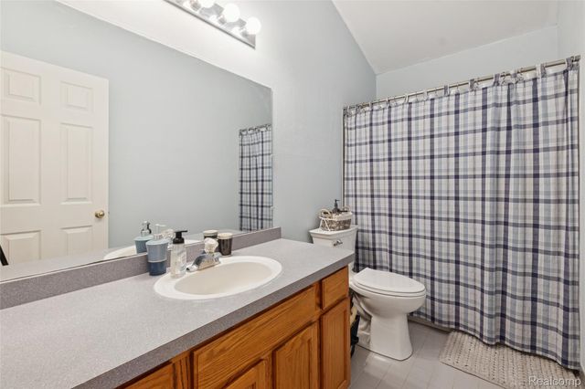 2700 Court Lane N, Howell, MI 48843