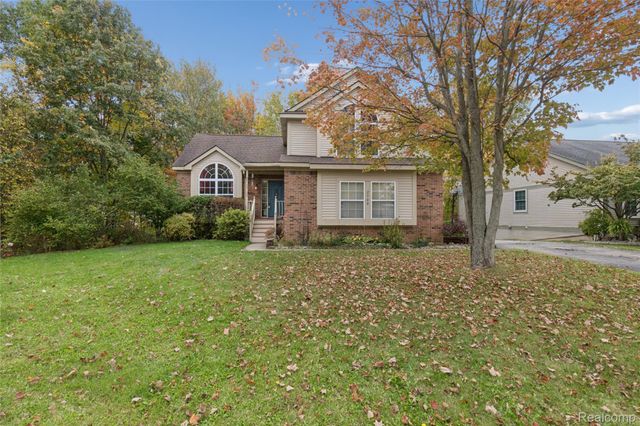 2700 Court Lane N, Howell, MI 48843