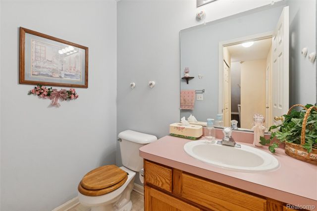 2700 Court Lane N, Howell, MI 48843