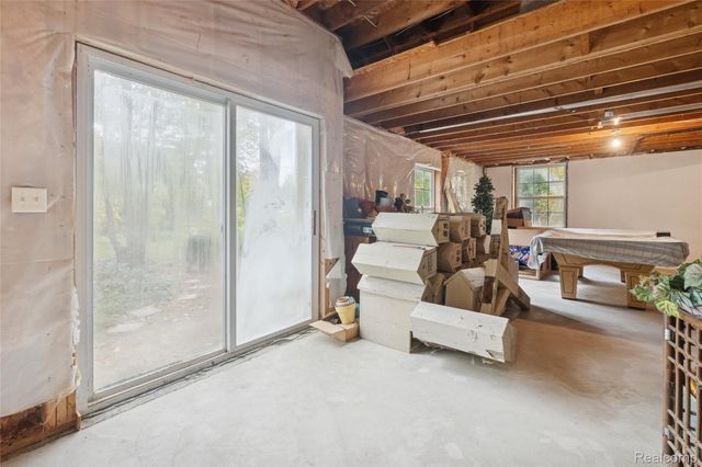 2700 Court Lane N, Howell, MI 48843