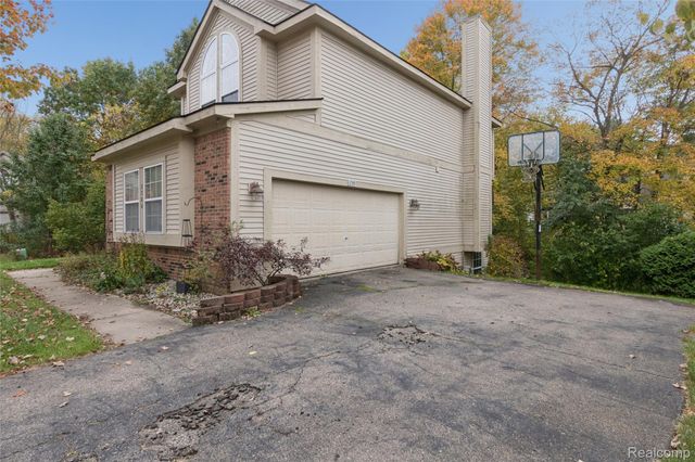 2700 Court Lane N, Howell, MI 48843