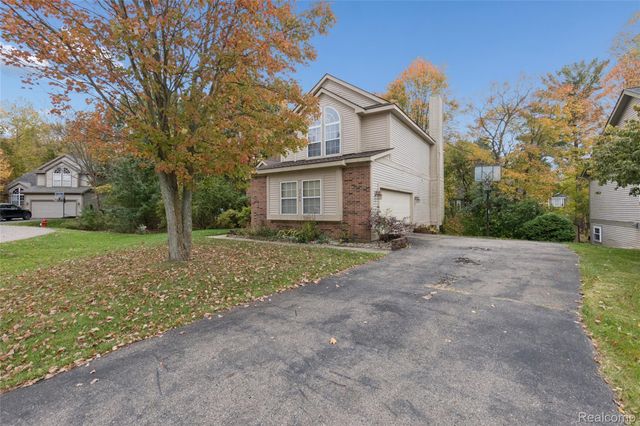 2700 Court Lane N, Howell, MI 48843
