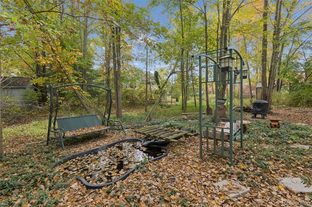 2700 Court Lane N, Howell, MI 48843