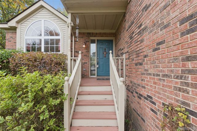 2700 Court Lane N, Howell, MI 48843