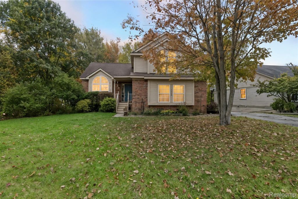 2700 Court Lane N, Howell, MI 48843