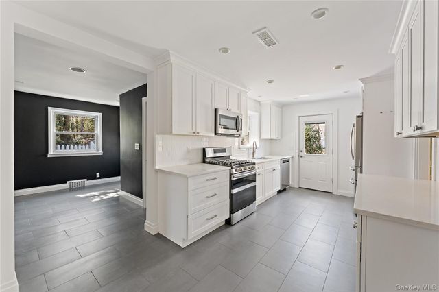 18 Wellyn Road, Bronxville, NY 10708