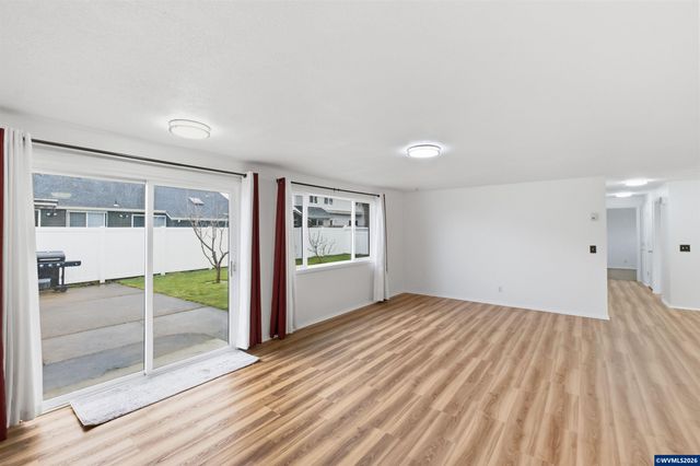 4376 Amherst Ct NE, Salem, OR 97305