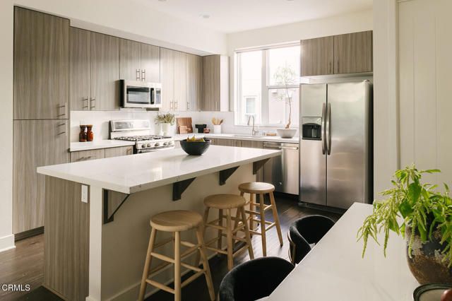 2753 Waverly Drive 302, Los Angeles, CA 90039