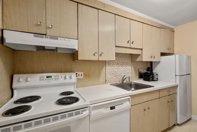 14 Commonwealth Court 11, Boston, MA 02135