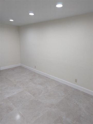 5220 NE 14th Way 8, Fort Lauderdale, FL 33334