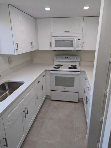 5220 NE 14th Way 8, Fort Lauderdale, FL 33334