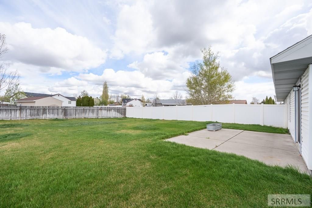 Image 10 of property listing at 2851 E Chasewood Drive, Ammon, ID 83406